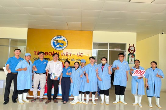 SINH VIÊN NĂM 2 VÀ NĂM 3 NGÀNH KHOA HỌC MÔI TRƯỜNG - KHOA NÔNG NGHIỆP VÀ THỦY SẢN, TRƯỜNG ĐẠI HỌC BẠC LIÊU THAM QUAN THỰC TẬP HỌC PHẦN KỸ THUẬT XỬ LÝ NƯỚC THẢI VÀ QUẢN LÝ CHẤT LƯỢNG NƯỚC TRONG MÔI TRƯỜNG NUÔI TRỒNG THỦY SẢN TẠI TẬP ĐOÀN VIỆT ÚC BẠC LIÊU